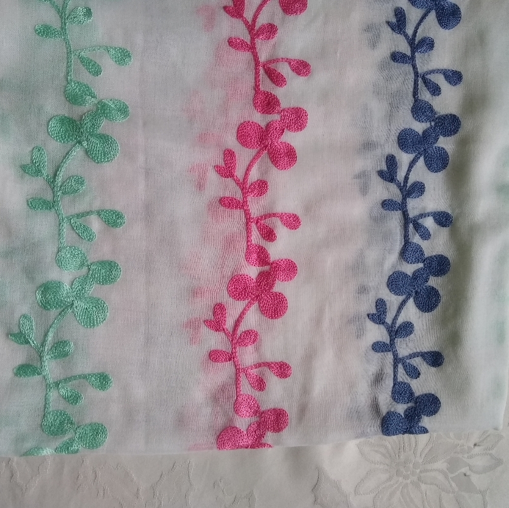 New 🎀 Embroidered large wrap scarf